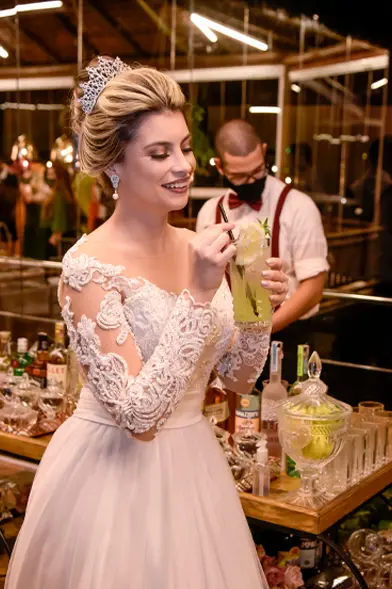 Noiva brindando com drink autoral em casamento